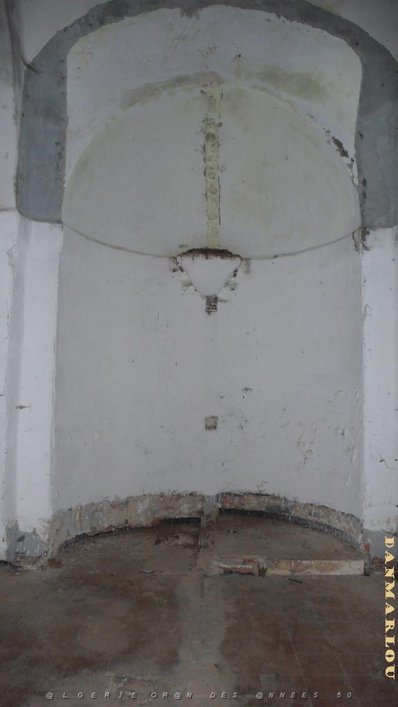 P1150403 Vestiges d'une ancienne chapelle.JPG